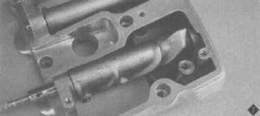 Installing rocker arm shaft.jpg (74769 bytes)